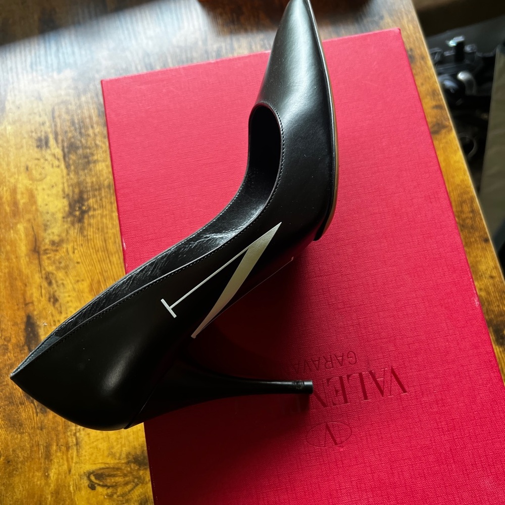 Black leather pumps 4 inches heels